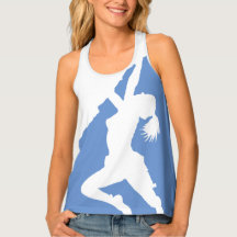 Frau, die den Tank mit überdrucktem Racerback auf 