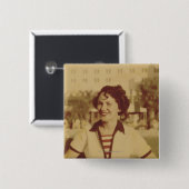 Frau, die draußen sitzt button (Vorne & Hinten)