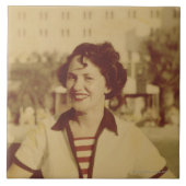 Frau, die draußen sitzt fliese (Vorderseite)