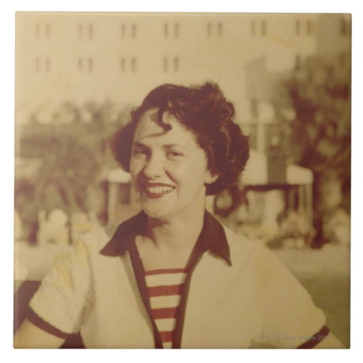 Frau, die draußen sitzt fliese (Vorderseite)