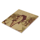 Frau, die draußen sitzt fliese (Seite)