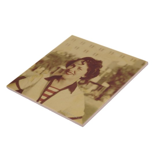 Frau, die draußen sitzt fliese (Seite)