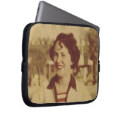 Frau, die draußen sitzt laptopschutzhülle (Vorne Rechts)