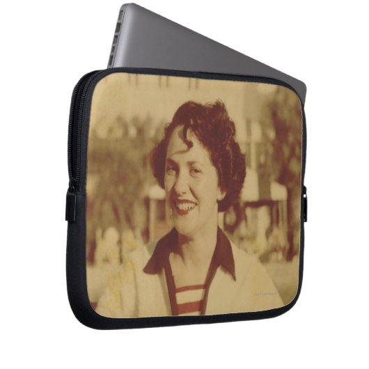 Frau, die draußen sitzt laptopschutzhülle (Vorne Rechts)