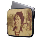 Frau, die draußen sitzt laptopschutzhülle (Vorderseite Links)