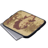 Frau, die draußen sitzt laptopschutzhülle (Vorne Knopf)