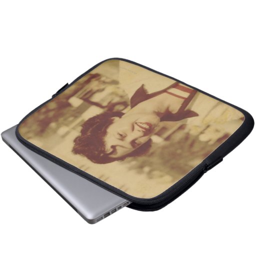 Frau, die draußen sitzt laptopschutzhülle (Vorne Knopf)