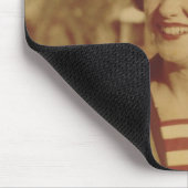 Frau, die draußen sitzt mousepad (Ecke)