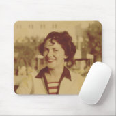 Frau, die draußen sitzt mousepad (Mit Mouse)