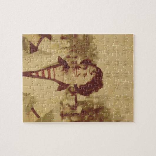 Frau, die draußen sitzt puzzle (Horizontal)