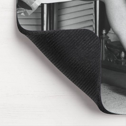 Frau, die durch Kamin B&W sitzt Mousepad (Ecke)