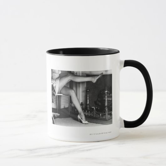 Frau, die durch Kamin B&W sitzt Tasse (Rechts)