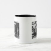Frau, die durch Kamin B&W sitzt Tasse (Zentrum)
