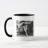 Frau, die durch Kamin B&W sitzt Tasse (Links)