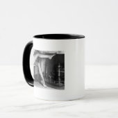 Frau, die durch Kamin B&W sitzt Tasse (Vorderseite Links)