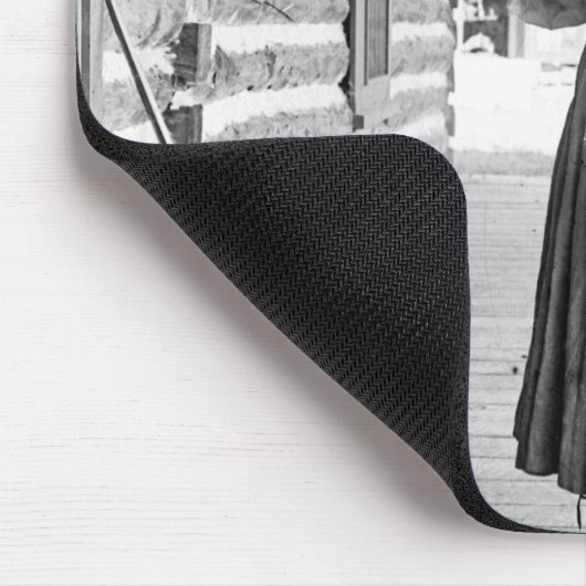 Frau, die ein Gewehr auf einem Portal hält Mousepad (Ecke)