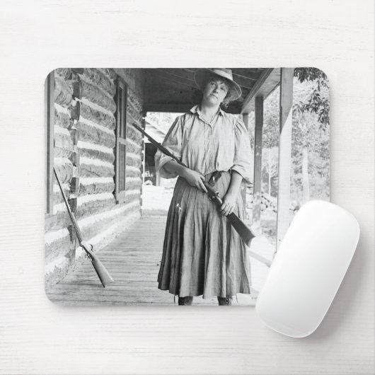 Frau, die ein Gewehr auf einem Portal hält Mousepad (Mit Mouse)