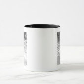 Frau, die ein Gewehr auf einem Portal hält Tasse (Zentrum)