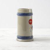 Frau, die ein Hilfszeichen hält Bierglas (Mittel)