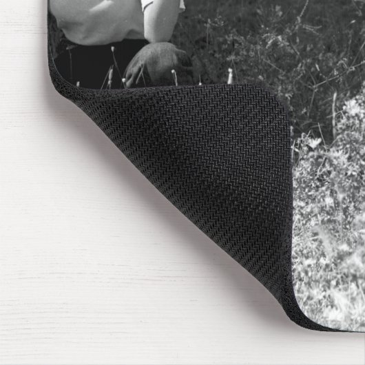 Frau, die eine Antilope Flasche-füttert Mousepad (Ecke)