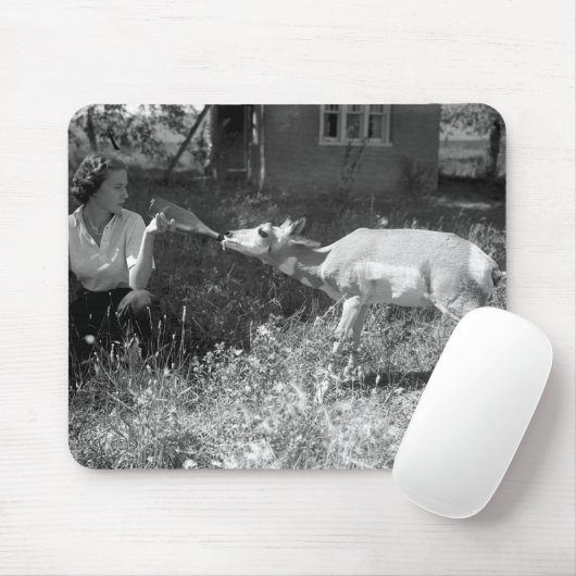 Frau, die eine Antilope Flasche-füttert Mousepad (Mit Mouse)