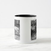 Frau, die eine Antilope Flasche-füttert Tasse (Zentrum)