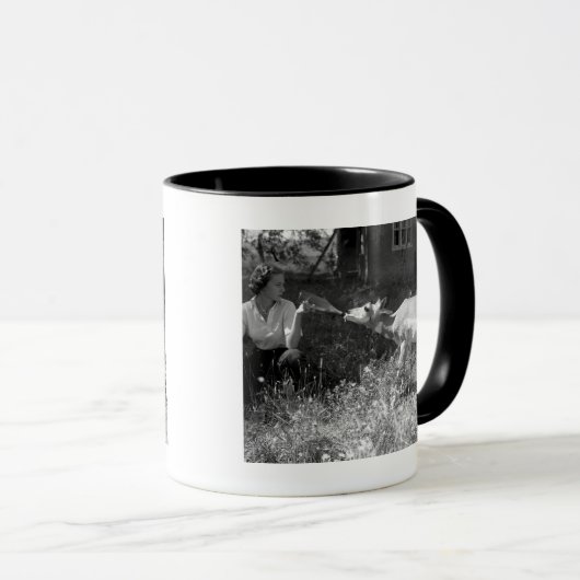 Frau, die eine Antilope Flasche-füttert Tasse (VorderseiteRechts)