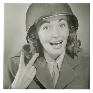 Frau, die einen Armee-Sturzhelm trägt Fliese