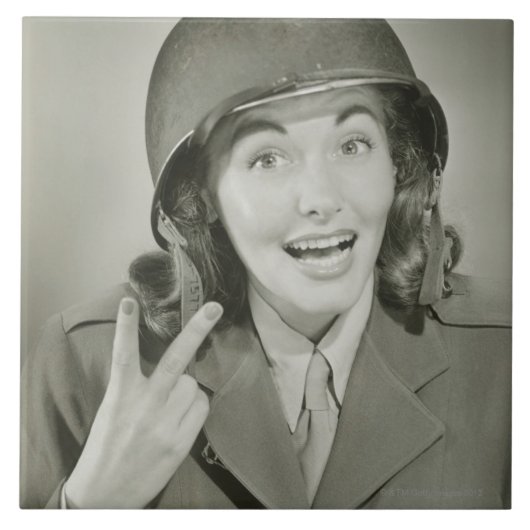 Frau, die einen Armee-Sturzhelm trägt Fliese (Vorderseite)