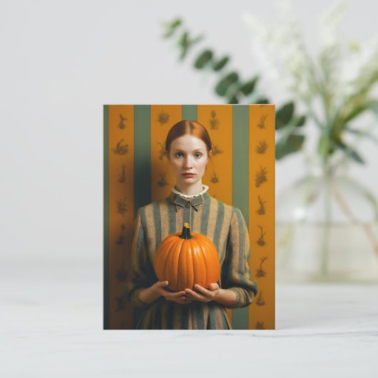 Frau, die einen Pumpkin hält Postkarte (Stehend Vorderseite)