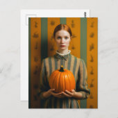 Frau, die einen Pumpkin hält Postkarte (Vorne/Hinten)