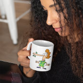 Frau, die erzählt hat, kaffeetasse