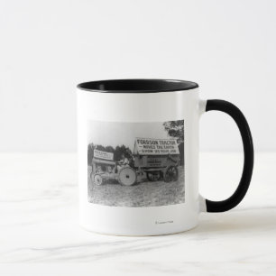 Frau, die Fordson Traktor-Fotografie fährt Tasse