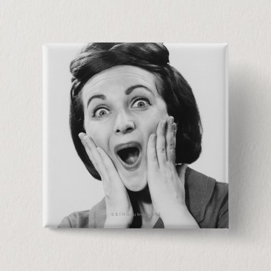 Frau, die Gesicht macht Button (Vorderseite)