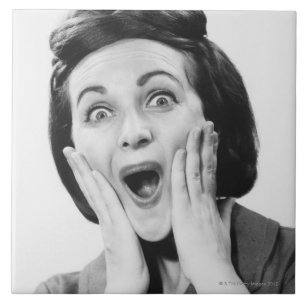 Frau, die Gesicht macht Fliese