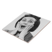 Frau, die Gesicht macht Fliese (Seite)