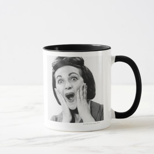 Frau, die Gesicht macht Tasse (Rechts)