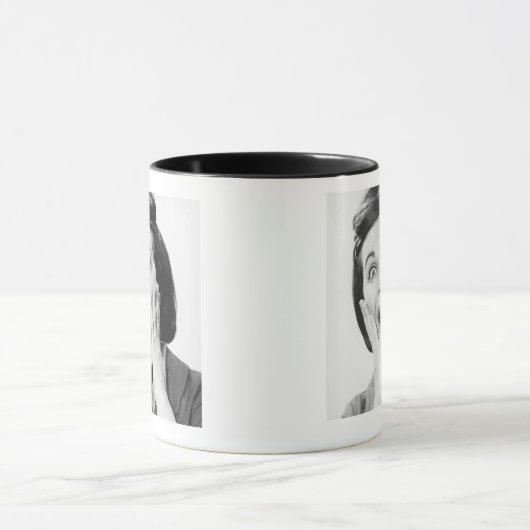 Frau, die Gesicht macht Tasse (Zentrum)