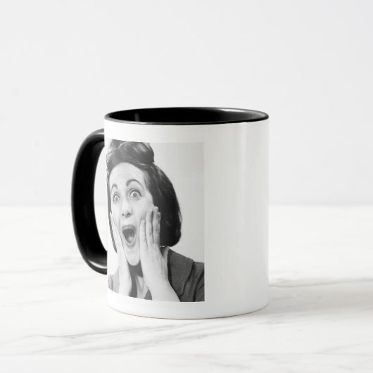 Frau, die Gesicht macht Tasse (Vorderseite Links)