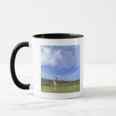 Frau, die Golf spielt Tasse (Links)