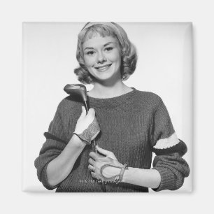 Frau, die Golfclub hält Magnet
