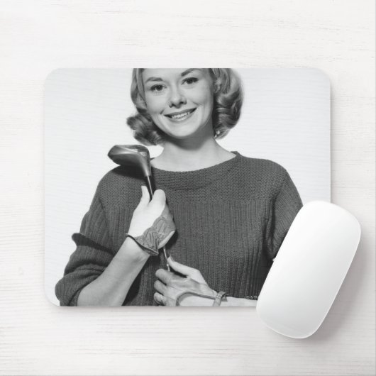 Frau, die Golfclub hält Mousepad (Mit Mouse)