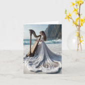 Frau, die Harvnotenkarte spielt Karte (Gelbe Blume)