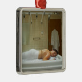 Frau, die Hydrotherapie in der vichy Dusche Ornament Aus Metall (Rechts)