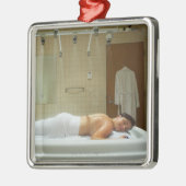 Frau, die Hydrotherapie in der vichy Dusche Ornament Aus Metall (Links)