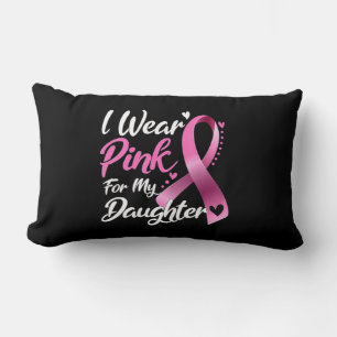 Frau, die ich für meine Tochter pink trage Lendenkissen