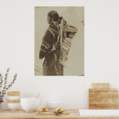 Frau, die ihr Kind in einer Tafel trägt Poster (Küche)