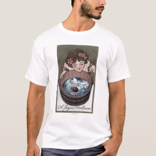Frau, die im hölzernen Fass schaut T-Shirt