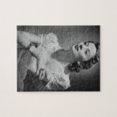 Frau, die im Studio aufwirft Puzzle (Horizontal)