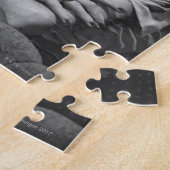 Frau, die im Studio aufwirft Puzzle (Seite)